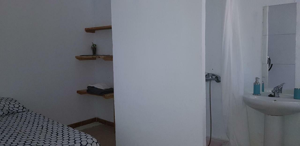 Basic En-Suite Bedroom By The Sea Guinea Kültér fotó